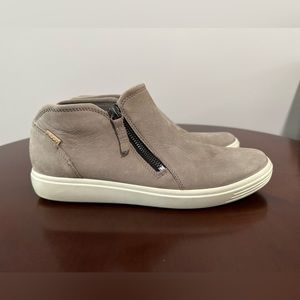 Ecco Women’s Soft 7 Zip Bootie Sneackers